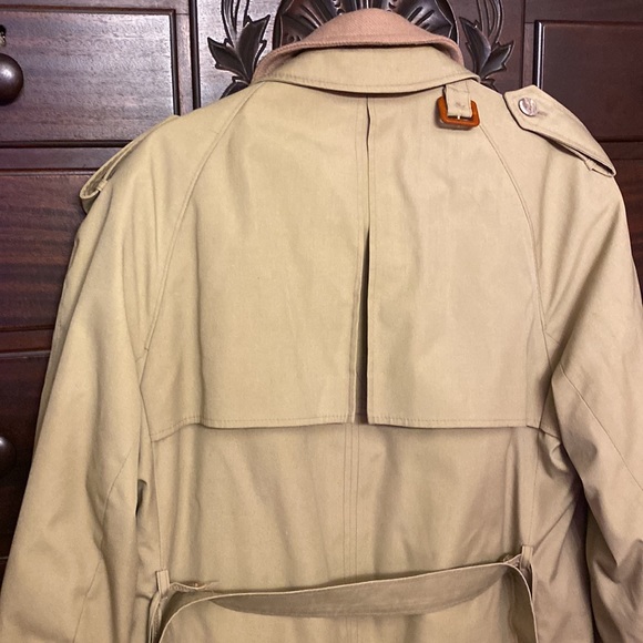 EUC Vintage Lined Trench coat, Made in Poland, sz 40R - Picture 6 of 9